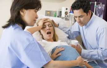 Ministerul Sănătății: O persoană desemnată de gravidă poate fi prezentă în sala de naștere