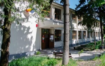 Iași: Bătaie între elevi în fața liceului din Miroslava. Adolescenții, duși la Poliție