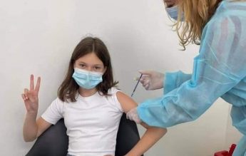 Copii la vaccinare: ”Diana-12 ani. Deja prinde 7G. ð”