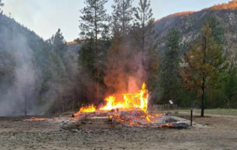Canada: Biserici incendiate, după descoperirea rămăşiţelor a aproape o mie de copii indigeni la foste şcoli rezidenţiale