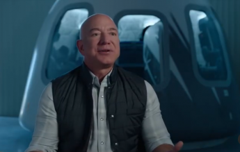 Miliardarul Jeff Bezos va zbura în spaţiu în luna iulie, împreună cu fratele lui