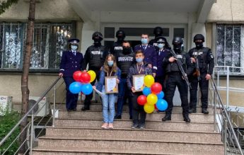 Doi copii din Piatra Neamț, premiați de Poliție pentru că au ajutat la o intervenție