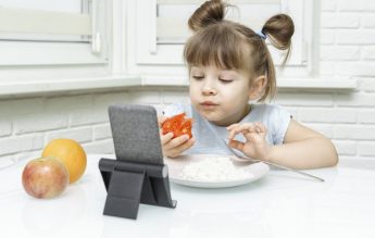 Studiu în Iaşi: Jumătate dintre copii nu închid telefonul când mănâncă