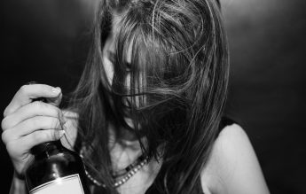 Ilfov. O elevă de clasa a VIII-a, aproape de comă alcoolică, încuiată în sala de sport de un profesor