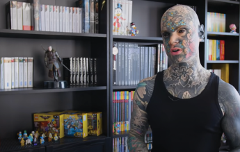 Reportaj Deutsche Welle: Povestea lui Freaky Hoody, cel mai tatuat profesor