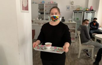 În Bucuresți s-a deschis prima ceainărie în care servesc tinerii cu sindromul Down