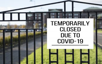 Școlile din Anglia se închid mai devreme sau trec la predarea online, din cauza Covid-19