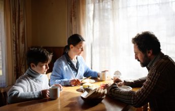 Când au probleme financiare, părinții vorbesc mai puțin cu copiii lor- studiu realizat de Universitatea Berkeley