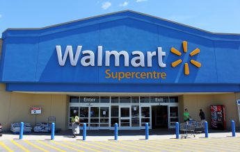 Walmart oferă școlarizare gratuită la colegiu și cărți pentru 1,5 milioane de angajați