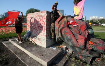 Canada: Statuia Reginei Victoria şi cea a Reginei Elisabeta a II-a, dărâmate la un protest legat de școlile rezidențiale