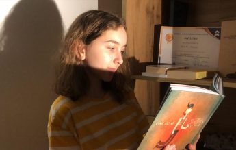 O elevă de 13 ani ne-a povestit cum a început să iubească poezia