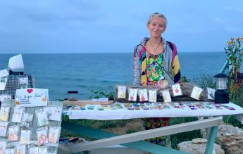 Tiara, fetița din Vama Veche care vinde accesorii pentru a-și ajuta câinele paralizat