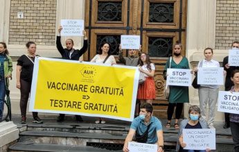 CLUJ: Protest AUR contra vaccinării obligatorii a studenților. Obligația de vaccinare nu există