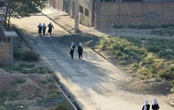 Imaginea zilei: Fete afgane continuă să meargă la școală, în prima zi a noului regim taliban