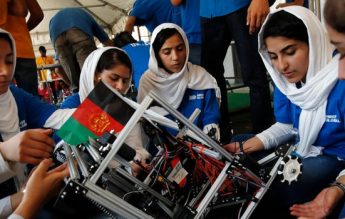 Zece fete din echipa de robotică a Afganistanului, evacuate din țară