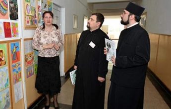 ReporterIS: Profesoara de religie care și-a făcut fabrică de diplome are și un comportament abuziv față de copii