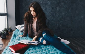 Cum îți încurajezi copilul adolescent să citească. 7 tips & tricks