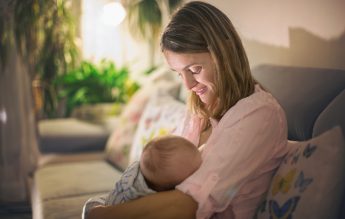 CNCAV: OMS recomandă continuarea alăptării și după vaccinare!