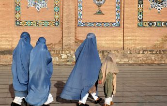 Afganistan: Talibanii interzic accesul fetelor la studii universitare