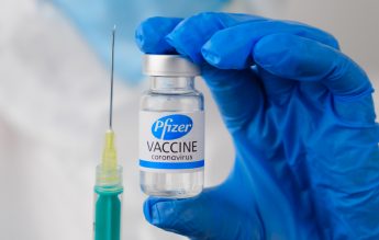 SUA: Vaccinul Pfizer-BioNTech a primit aprobare completă de la FDA pentru segmentul de vârstă peste 16 ani