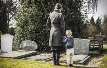 Cum să vorbim cu copiii despre moartea unei persoane dragi. Recomandările UNICEF