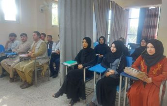 Afganistan: Studenții sunt despărțiți de studente prin draperii sau panouri de lemn