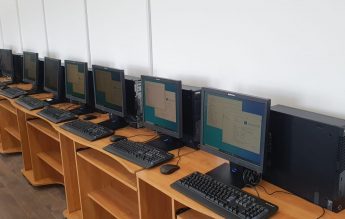 15 şcoli din mediul rural au fost dotate cu echipamente IT  și software de peste 80.000 de euro