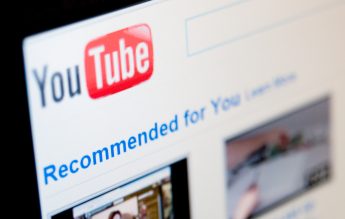YouTube interzice total conturile care răspândesc informații false despre vaccinuri