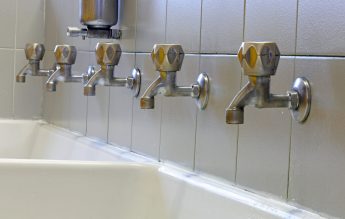 Dâmboviţa: 18 şcoli nu au apă potabilă