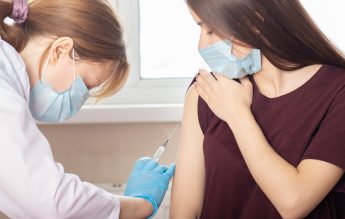 UK: Personalul medical poate decide vaccinarea minorilor în școli, fără acordul părinților
