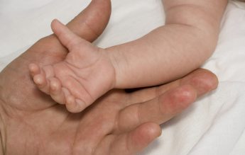 Un bebeluș infectat cu SARS-CoV-2 a murit, la Iași. Avea și malformații cardiace