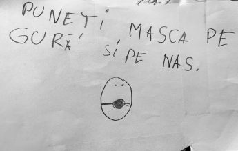Eric și Vlad, elevi cu vârsta de 7 ani, au pus postere în școală: ”Țineți masca pe nas și pe gură!””
