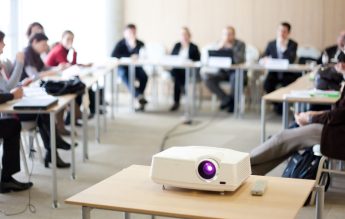 Cum pot grupurile de studiu din școli să faciliteze dezvoltarea profesională a profesorilor