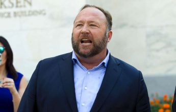 Alex Jones, condamnat să plătească aproape un miliard de dolari pentru minciunile despre atacul de la școala Sandy Hook