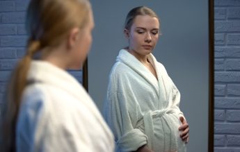 Vârsta medie a mamelor minore în România a ajuns la 15 ani