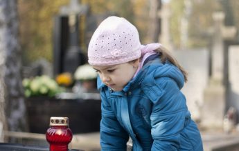 Orfanii pandemiei: 140.000 de copii au pierdut un părinte sau un tutore din cauza Covid-19, în SUA