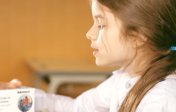 VIDEO Testarea pe bază de salivă, explicată de două eleve în vârstă de 9 ani
