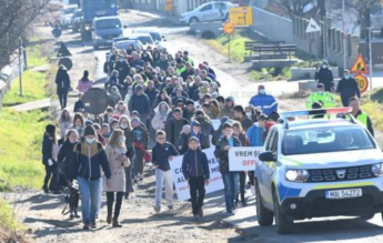 Protecția Copilului anchetează „folosirea” copiilor la marșul împotriva şcolii online