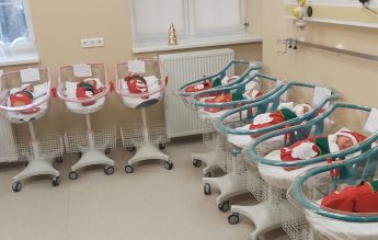 Spiritul Crăciunului la Maternitatea Brașov. Pătuțuri noi și bebeluși costumați în Moș Crăciun