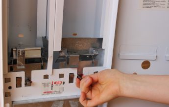 În școlile din Sectorul 6 vor fi instalate dispensere cu produse de igienă menstruală