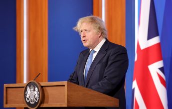 UK trece la Planul B contra Omicron: Mască obligatorie în spații închise, certificat COVID, muncă de acasă