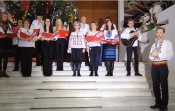 Profesorii unui liceu din Botoșani merg la colindat pentru a sprijini o elevă orfană