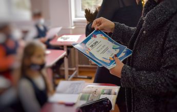 Elevii care au organizat un târg caritabil pentru operația unui copil, declarați MiniCetățeni de onoare ai Făgărașului