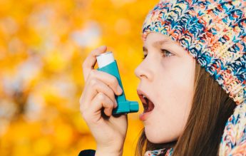Studiu The Lancet: Copiii care suferă de astm trebuie vaccinați cu prioritate contra Covid-19