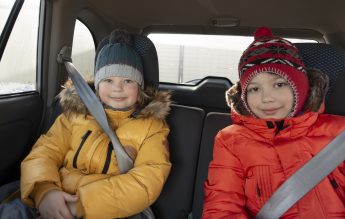 Ghid de ”supraviețuire” pentru drumurile lungi cu copii în mașină