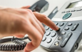 UK: Sute de apeluri la linia de asistență pentru semnalarea abuzurilor sexuale în școli