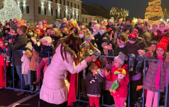 Bistriţa: Mii de adulți și copii s-au înghesuit la un concert dedicat sărbătorilor. Măsurile de protecție, ignorate