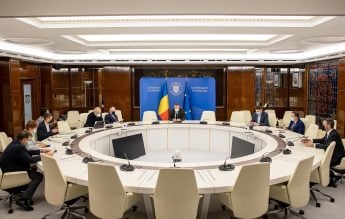 Oferirea de măşti gratuite, singura măsură nouă analizată de Guvern pentru școli în valul 5