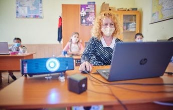 61% dintre profesorii din rural vor să creeze lecții digitale – sondaj World Vision & Fundația Vodafone România