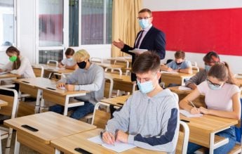 Anglia cheamă profesorii pensionari la şcoli, din cauza deficitului de personal provocat de Covid